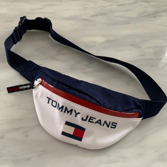 tommy hilfiger fanny pack urban outfitters